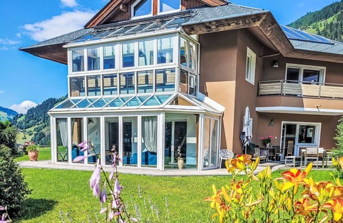 Eckartau Villa | Preciosa casa de vacaciones privada para 12 personas con WIFI, TV, patio y aparcamiento