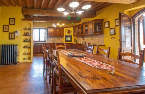 Umbertide Villa | Preciosa casa de vacaciones privada con WIFI, TV, balcón, mascotas permitida y aparcamiento