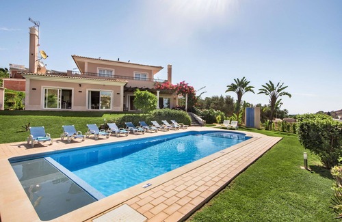 Patio Villa | Maravillosa casa de vacaciones privada con piscina privada, WIFI, A/C, TV, patio y aparcamiento