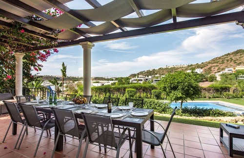 Patio Villa | Maravillosa casa de vacaciones privada con piscina privada, WIFI, A/C, TV, patio y aparcamiento