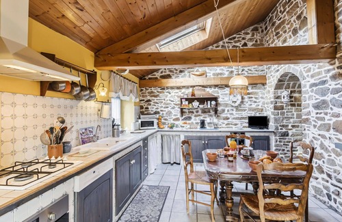 Yffiniac Casa | Maravillosa casa de vacaciones privada con WIFI, TV, mascotas permitida y aparcamiento
