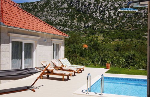 Tucepi Casa | Preciosa casa de vacaciones privada con piscina privada, WIFI, A/C, TV, terraza y aparcamiento