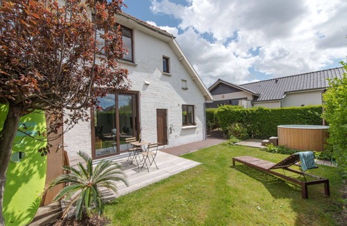 Bredene Villa | Preciosa casa de vacaciones privada con WIFI, jacuzzi, TV y aparcamiento