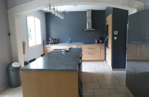 Eygalieres Villa | Masía con encanto en el pueblo de Eygalières, tranquila, con aire acondicionado, piscina, gran jardín