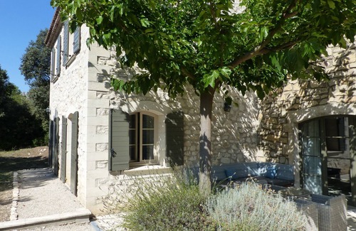 Eygalieres Villa | Masía con encanto en el pueblo de Eygalières, tranquila, con aire acondicionado, piscina, gran jardín