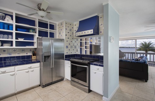 Key West Casa | Beautiful quiet neighborhood. Sunsets! Huge pool! 10 min to Key West