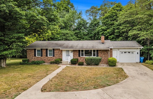 South Haven Casa | Beautiful ranch situated on a ravine within minutes to downtown South Haven