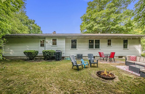 South Haven Casa | Beautiful ranch situated on a ravine within minutes to downtown South Haven