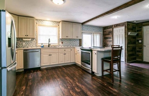 Jamesville Casa | Beautiful ranch style home. Mountain View. 1 apartment. Hot tub. Chicken eggs.
