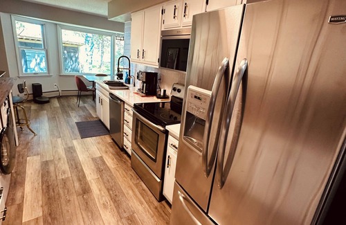 Black Wolf Casa | EAA: Lovely lake house with seawall to park a boat, minutes from EAA grounds