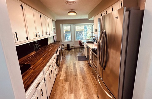 Black Wolf Casa | EAA: Lovely lake house with seawall to park a boat, minutes from EAA grounds