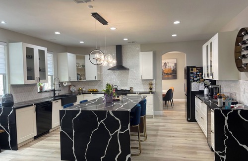 Bard Casa | Beautiful remodeled 4-bedroom plus an office house in SOHI, close to the strip!