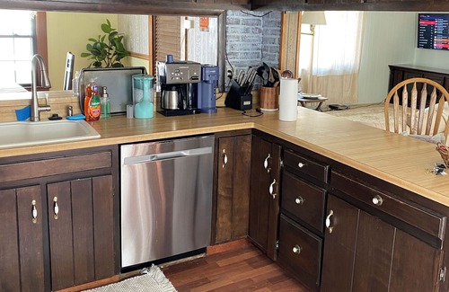 Albion Casa | BEAUTIFUL REMODELED COLONIAL BY THE CANAL