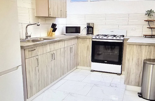 Cambalache Casa | Beautiful renovated 2 bedroom 1 bathroom home 2 blocks from beach!