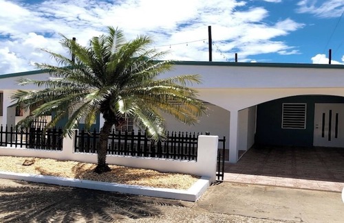 Cambalache Casa | Beautiful renovated 2 bedroom 1 bathroom home 2 blocks from beach!