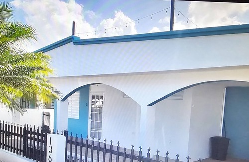 Cambalache Casa | Beautiful renovated 2 bedroom 1 bathroom home 2 blocks from beach!