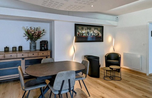 Vesoul Cabaña | Bello apartamento renovado con WiFi y estacionamiento seguro en Vesoul