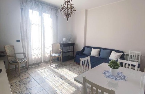 Les Baumettes Apartamento | BEAUTIFUL renovated apartment ,NEXT TO THE BEACH ! AIR-C, FREE PARKING!