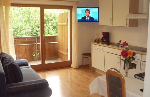 Naz Cama Y Desayuno | Hermosa residencia Klementhof con jardín y piscina al aire libre de temporada