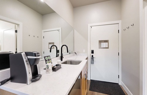 Park City Apartamento | Beautiful resort studio with pool, gym and mountain views