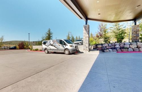 Park City Apartamento | Beautiful resort studio with pool, gym and mountain views