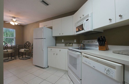 Naples Condominio | BEAUTIFUL RESORT STYLE CONDO WITH AMAZING LAKE VIEWS!