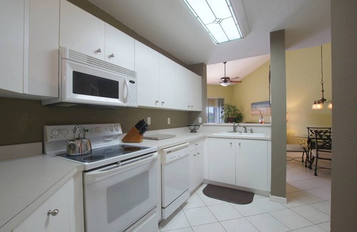 Naples Condominio | BEAUTIFUL RESORT STYLE CONDO WITH AMAZING LAKE VIEWS!