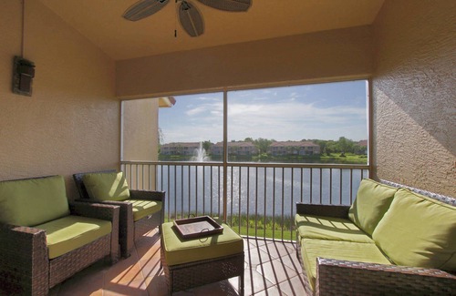 Naples Condominio | BEAUTIFUL RESORT STYLE CONDO WITH AMAZING LAKE VIEWS!