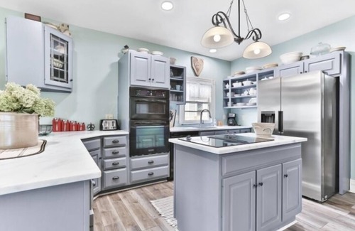 Shelbyville Cabaña | Beautiful restored Victorian farmhouse