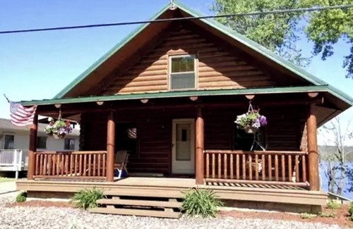 Prairie Du Chien Cabina | Beautiful riverfront log cabin home in Prairie du Chien