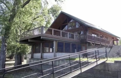Prairie Du Chien Cabina | Beautiful riverfront log cabin home in Prairie du Chien