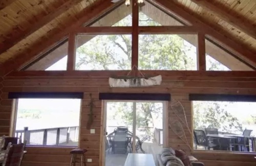 Prairie Du Chien Cabina | Beautiful riverfront log cabin home in Prairie du Chien