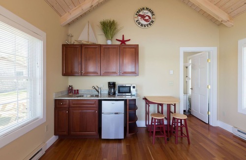 Edgecomb Cabaña | Beautiful River front 1 bedroom Cottage