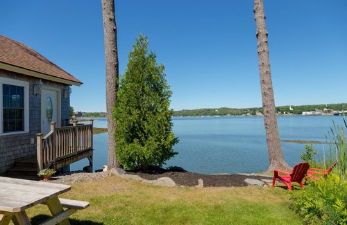 Edgecomb Cabaña | Beautiful River front 1 bedroom Cottage