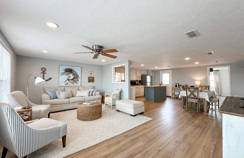 Matagorda Casa | Beautiful River House w/lighted fishing pier & great sunsets!