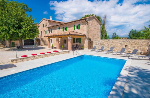 Municipality of Zminj Villa | Hermosa villa de piedra, ubicación cálida y soleada, piscina privada, vallada