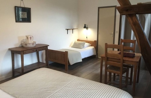 Chalais Cama Y Desayuno | Hermosa habitación (3/4) en la antigua granja