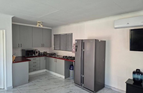 Greater Johannesburg Metropolitan Area Cabaña | Beautiful rose garden cottage with pool n braai. Pet Friendly!