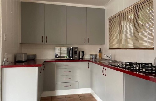 Greater Johannesburg Metropolitan Area Cabaña | Beautiful rose garden cottage with pool n braai. Pet Friendly!