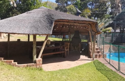 Greater Johannesburg Metropolitan Area Cabaña | Beautiful rose garden cottage with pool n braai. Pet Friendly!