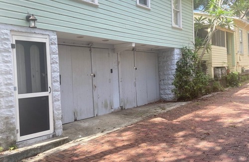 St. Petersburg Cabaña | Beautiful Roser Park Cottage - Walk to Downtown - 15 min Drive to Beaches