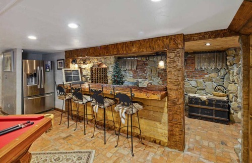 Kellogg Casa | Beautiful Rustic 6 bedroom House with water park access to Silver Rapids