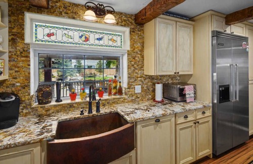 Kellogg Casa | Beautiful Rustic 6 bedroom House with water park access to Silver Rapids