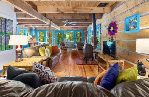 Marshall Casa | Beautiful Rustic Cabin Surrounded by Nature with Incredible Views and a Wrap-Around Deck for an Amazing Glamping Experience in Marshall, NC