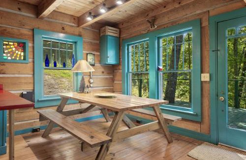 Marshall Casa | Beautiful Rustic Cabin Surrounded by Nature with Incredible Views and a Wrap-Around Deck for an Amazing Glamping Experience in Marshall, NC