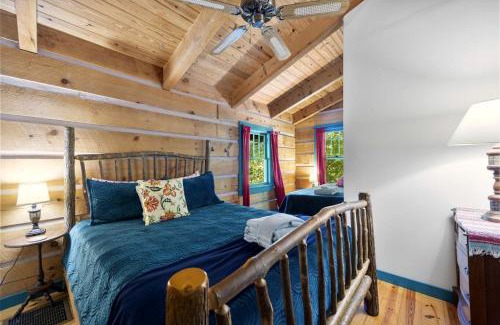 Marshall Casa | Beautiful Rustic Cabin Surrounded by Nature with Incredible Views and a Wrap-Around Deck for an Amazing Glamping Experience in Marshall, NC