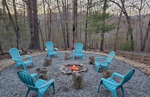 Marshall Casa | Beautiful Rustic Cabin Surrounded by Nature with Incredible Views and a Wrap-Around Deck for an Amazing Glamping Experience in Marshall, NC