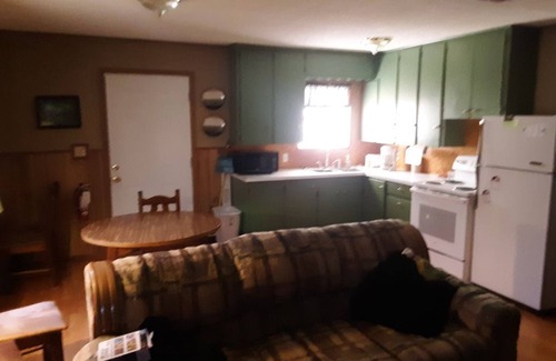 Board Camp Cabina | Beautiful Rustic Cabin, ATV Trails, Creek, alcohol & smoke-free environment.