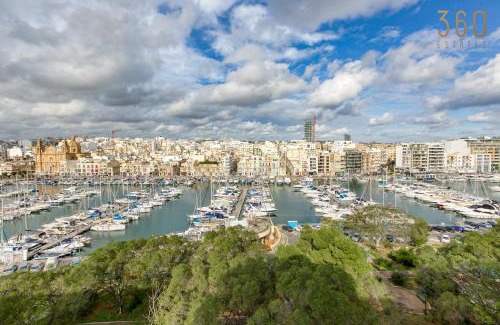 Pieta Apartamento | Beautiful seafront home with private balcony & BBQ by 360 Estates