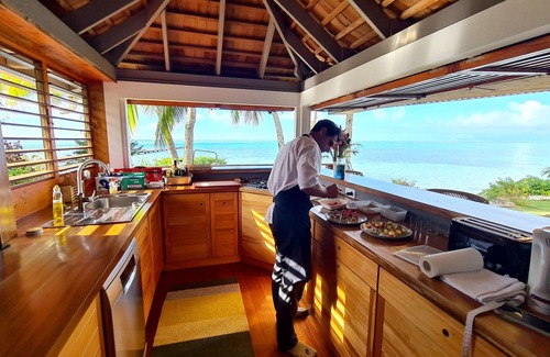 Hitiaa O Te Ra Casa | Beautiful seaside wooden villa in Moorea. 3 bedrooms, 2 bathrooms. Sleeps 6
